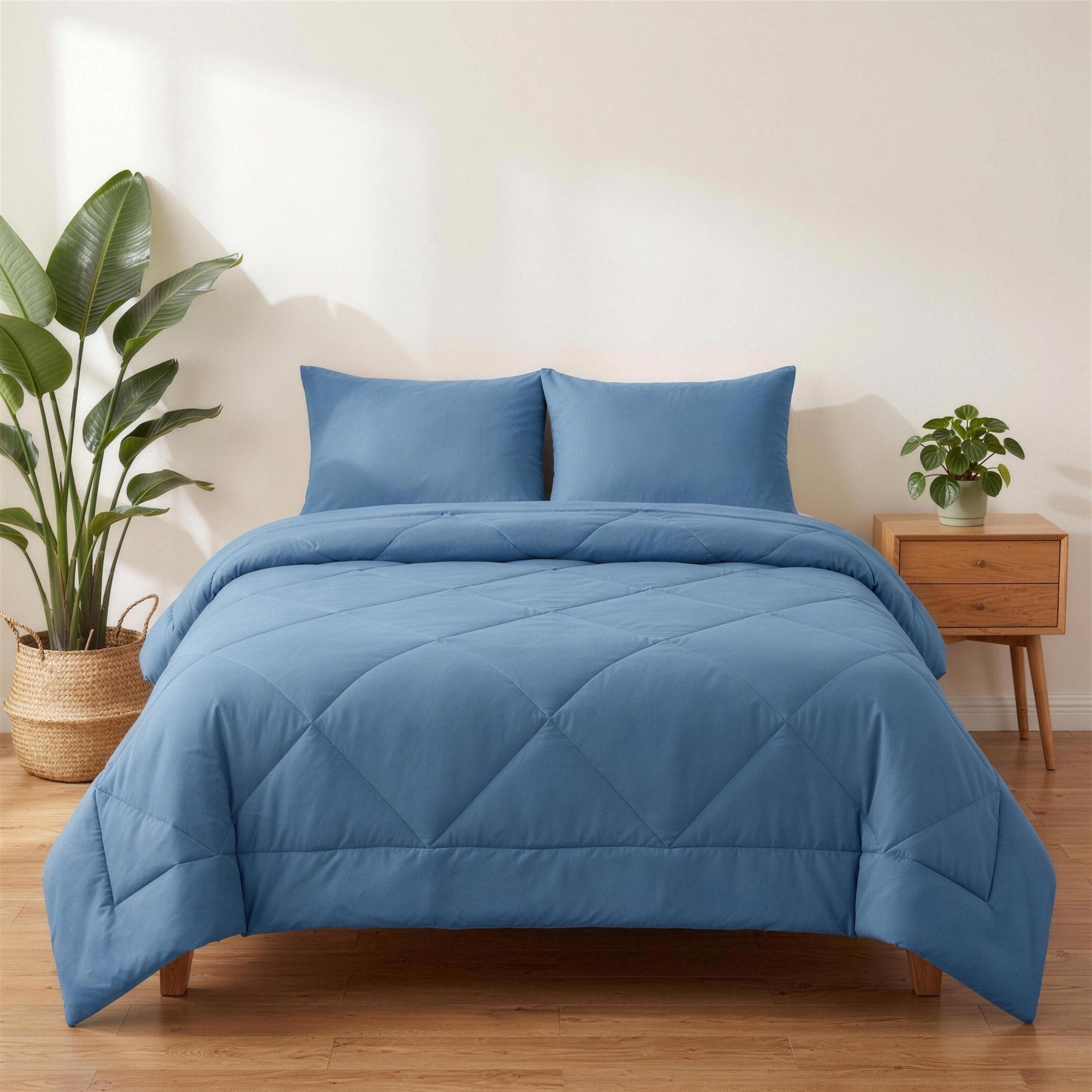 Lunava 2-in-1 Bettdecke in Küstenblau auf einem Holzbett – Bettdecke und Bezug in einem